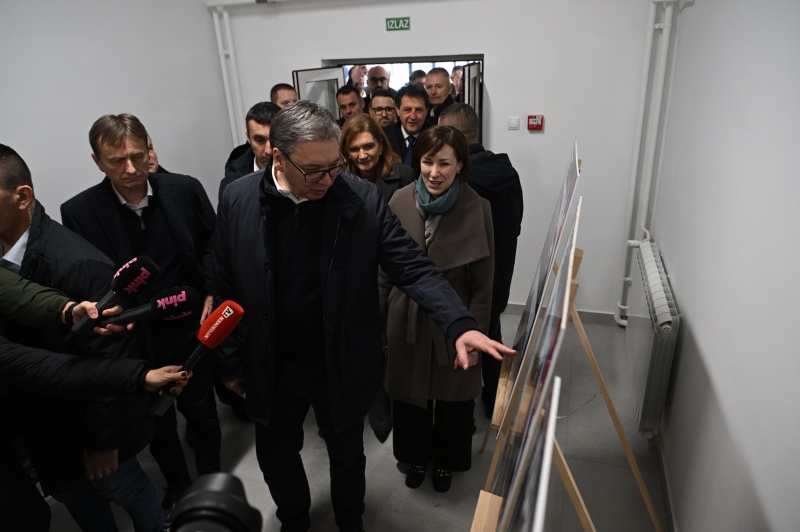 Predsednik Srbije Aleksandar Vucic deca u Velikoj Drenovi dobijaju modernu skolu