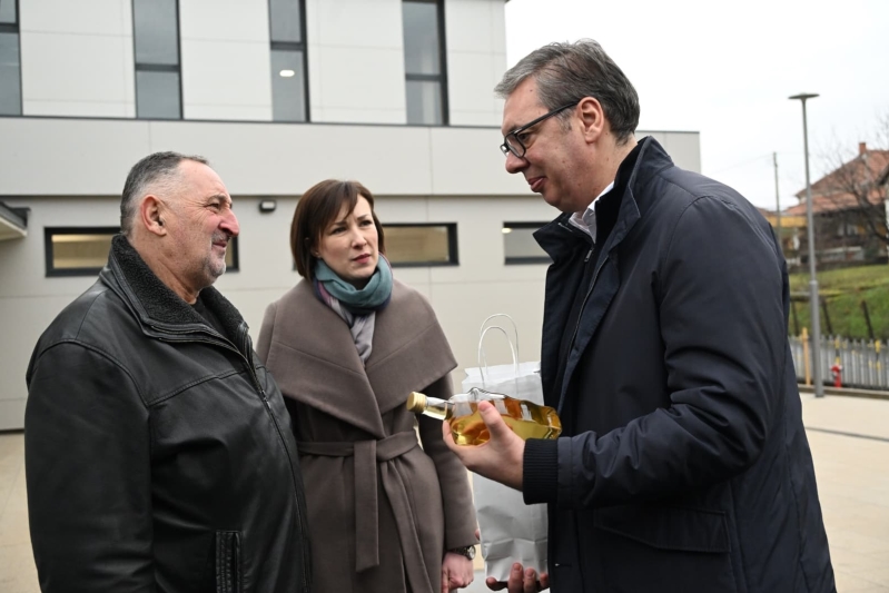 Predsednik Srbije Aleksandar Vucic deca u Velikoj Drenovi dobijaju modernu skolu