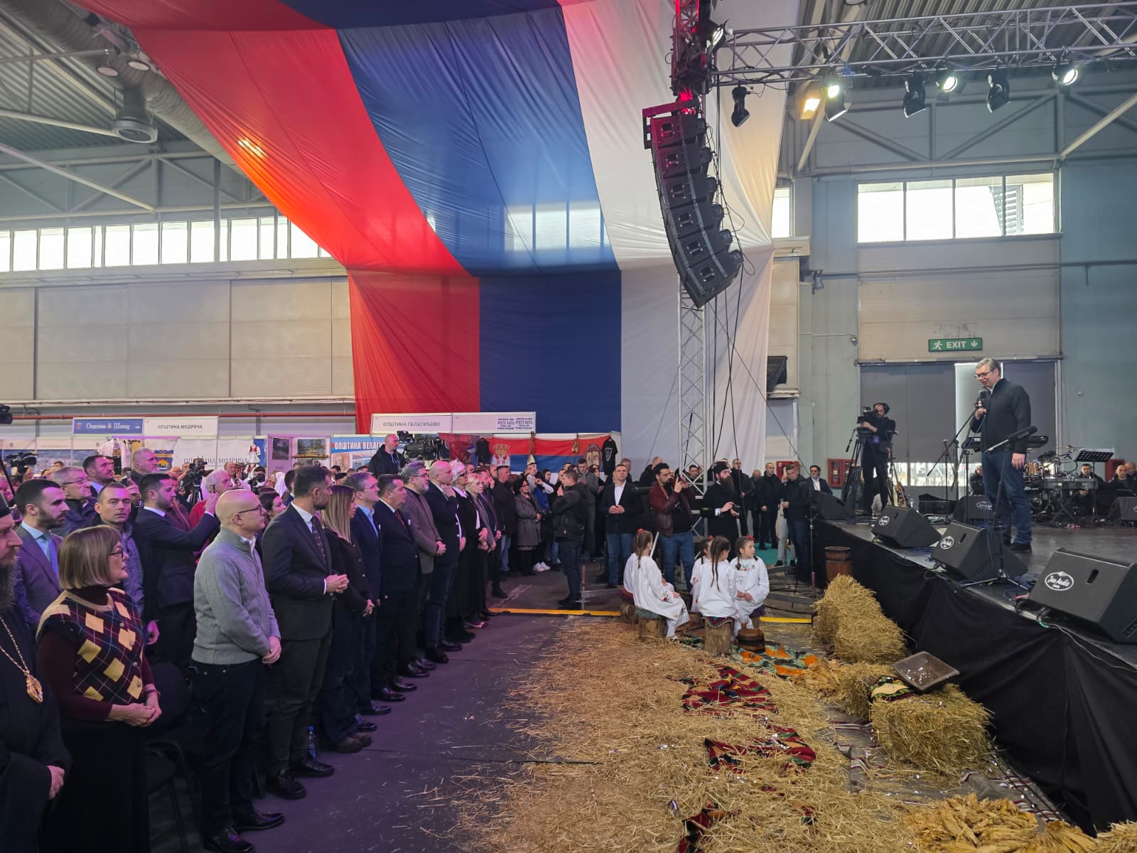 Председник Србије Александар Вучић отворио је данас седми Сајам завичаја и поручио Крајишницима да је Србија њихова породица, да су ту са својим народом и најсигурнији, као и да ће ускоро бити предузета акција откупа станова за Крајишнике који се још нису скућили.