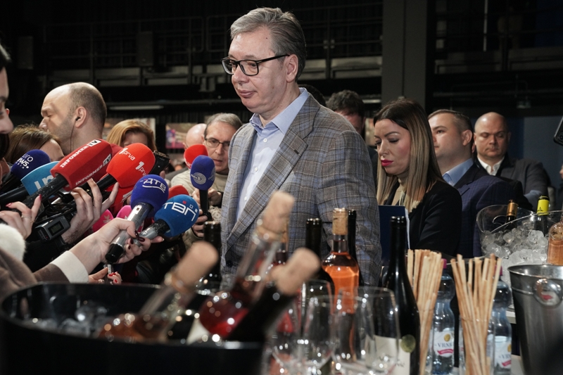 Председник Србије Александар Вучић изјавио је данас да неће бити спаса за наше винарство ако не будемо 15 до 30 милиона боца годишње извозили у Кину и поручио да ће им држава помоћи у томе.