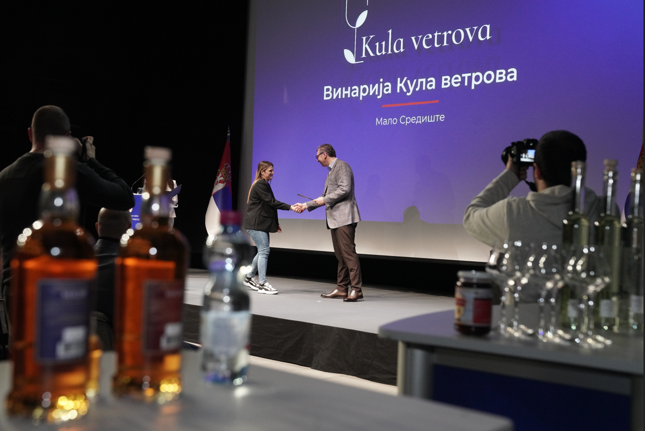 Председник Србије Александар Вучић изјавио је данас да неће бити спаса за наше винарство ако не будемо 15 до 30 милиона боца годишње извозили у Кину и поручио да ће им држава помоћи у томе.