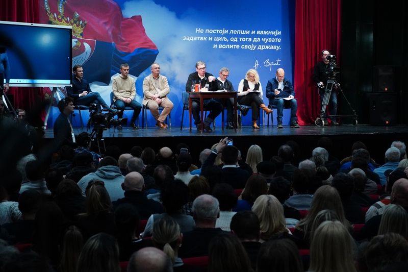 Председник Србије Александар Вучић изјавио је данас да је обезбеђен новац за наставак финансирања брзе саобраћајнице од Голупца до Брзе Паланке и додао да је за тај крај неопходно да се доведе неки погон који би могао да запосли што више људи, пре свега жене.