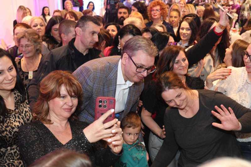 Predsednik Srbije Aleksandar Vucic drzavu nikad ne bismo sacuvali da nije bilo zena