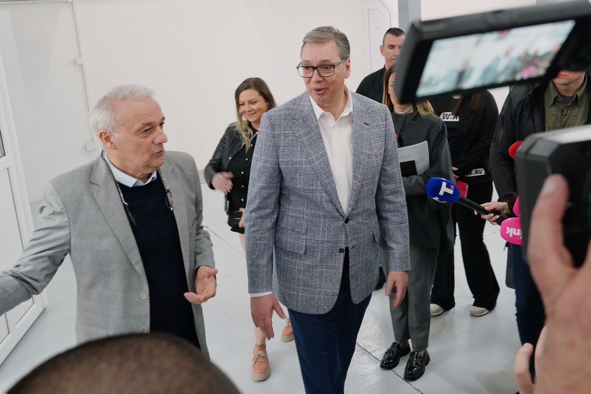 Председник Србије Александар Вучић изјавио је данас да сигурних резерви дизела и бензина има за 90 дана, као и резерви керозина за 35 дана и додао да је синоћ позвао премијера Ђуру Мацута како би га замолио да Влада Србије донесе хитну одлуку о забрани извоза нафтних деривата.