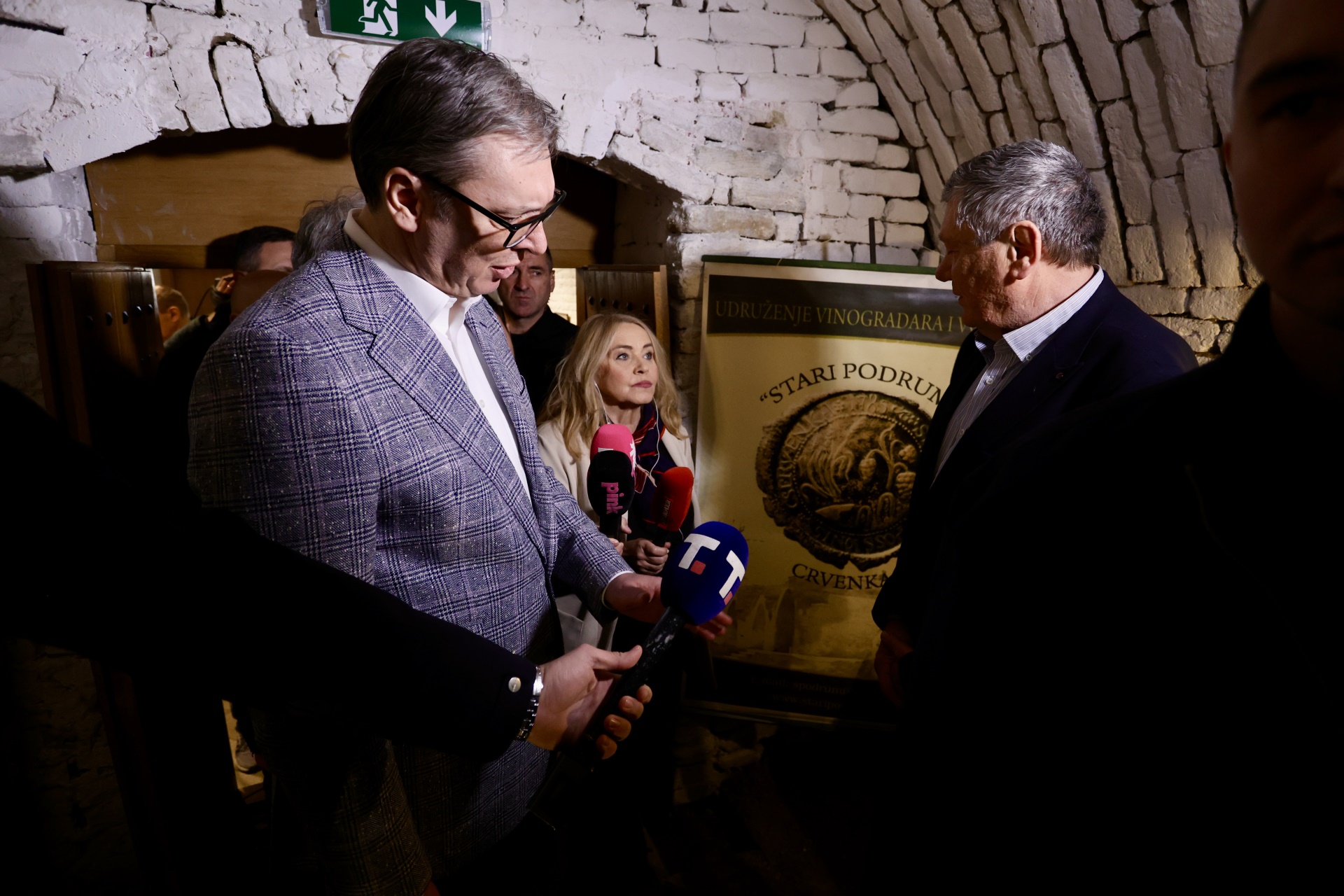 Председник Србије Александар Вучић изјавио је данас да сигурних резерви дизела и бензина има за 90 дана, као и резерви керозина за 35 дана и додао да је синоћ позвао премијера Ђуру Мацута како би га замолио да Влада Србије донесе хитну одлуку о забрани извоза нафтних деривата.