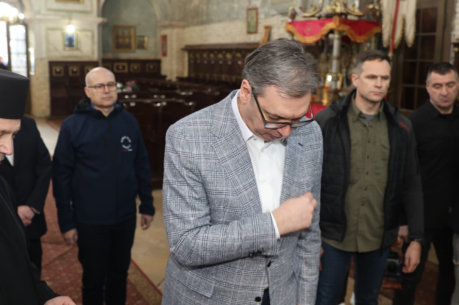 Председник Србије Александар Вучић изјавио је данас да сигурних резерви дизела и бензина има за 90 дана, као и резерви керозина за 35 дана и додао да је синоћ позвао премијера Ђуру Мацута како би га замолио да Влада Србије донесе хитну одлуку о забрани извоза нафтних деривата.