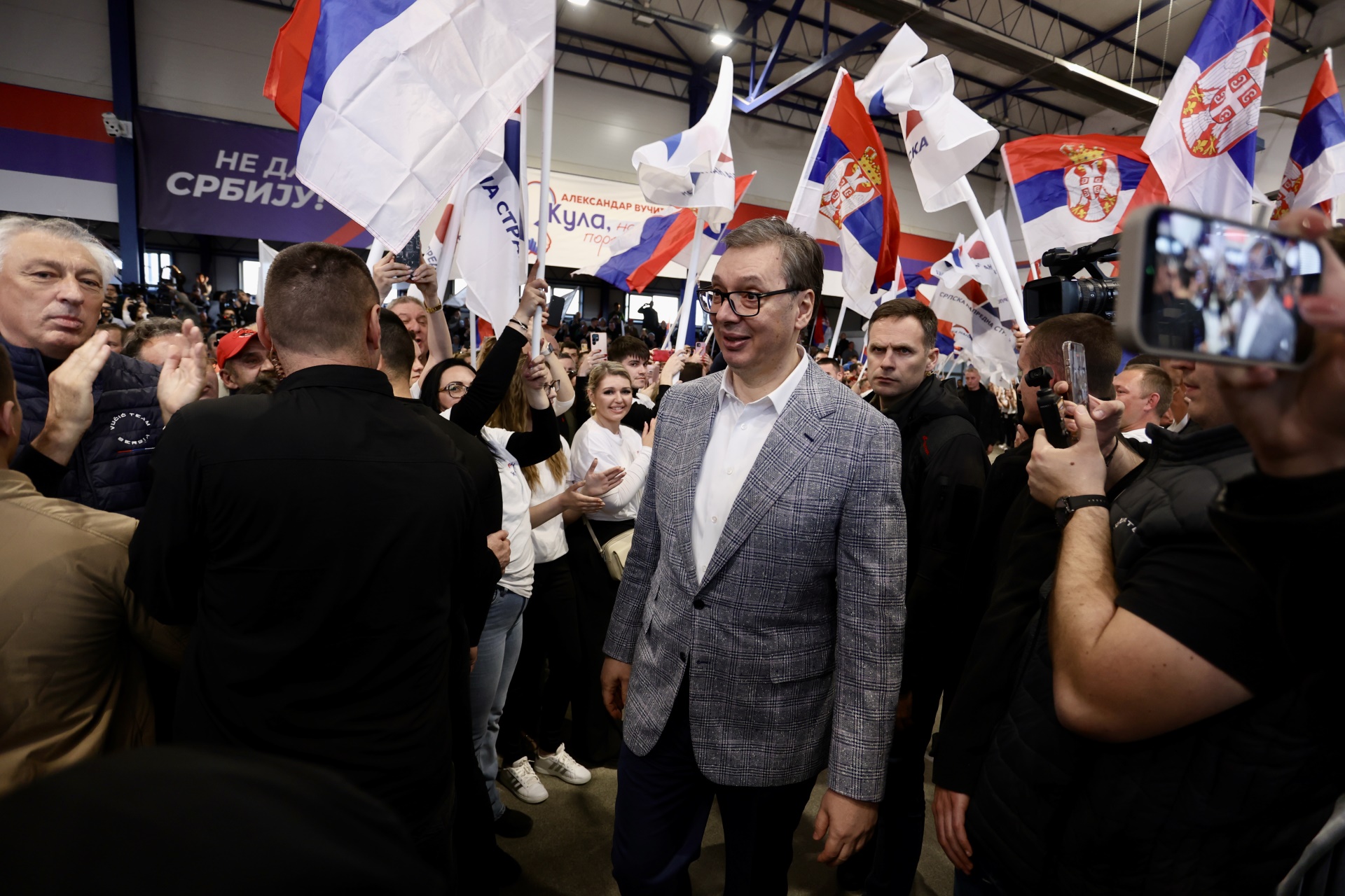 Председник Србије и члан Председништва СНС Александар Вучић поручио је данас на предизборном митингу у Кули да је смисао окупљања како би сви размислили о томе какву будућност желимо и навео да живимо у ери тектонских промена у свету које захтевају озбиљност и посвећеност, а не толеришу неодговорност.