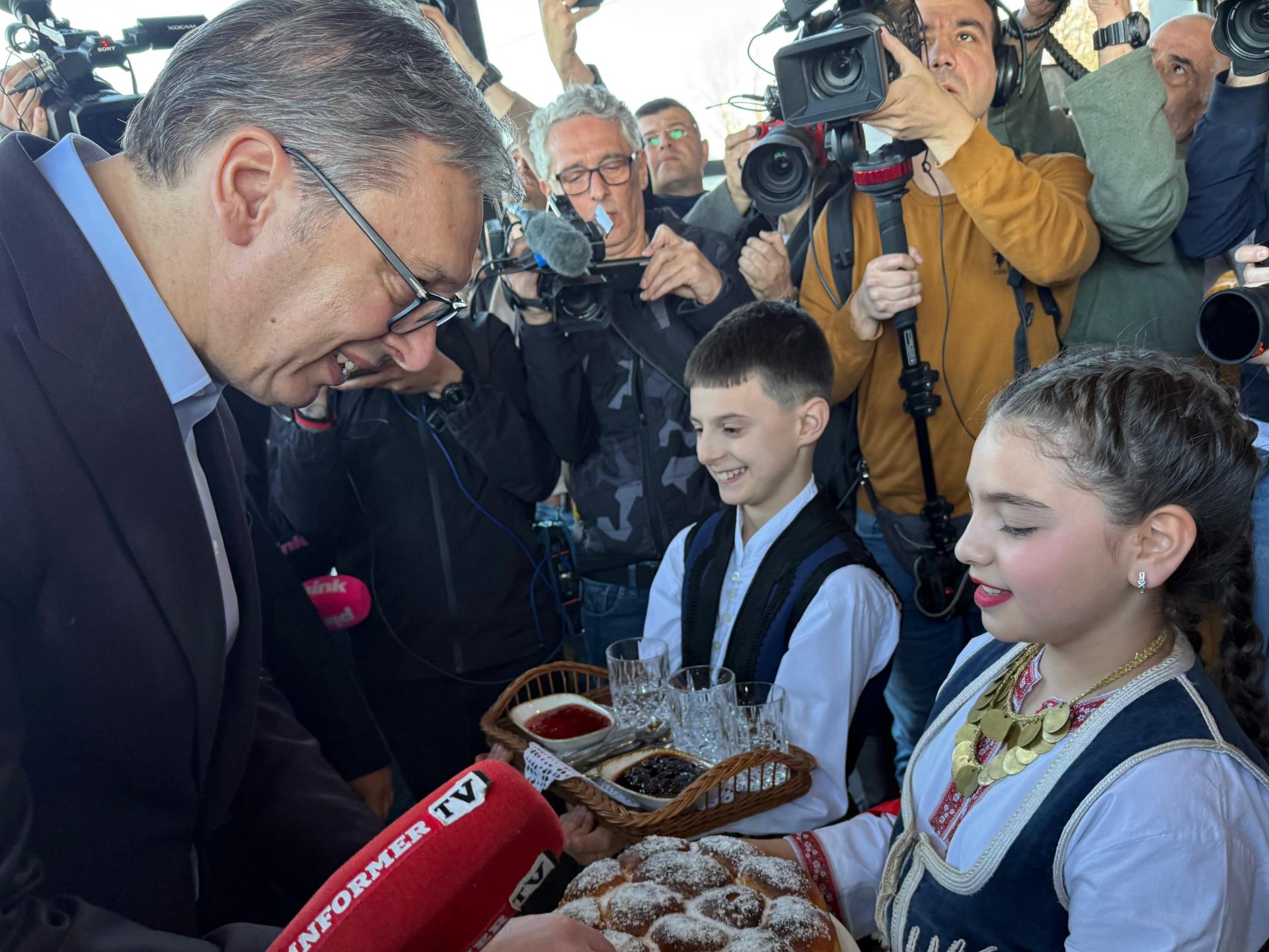 Председник Србије Александар Вучић рекао је данас током обиласка етно села "Шумадијски кутак" код Аранђеловца да ће бити изграђен пут Рогача-Раниловац-Аранђеловац, дуг 16 километара и да ће то бити веома брзо урађено.