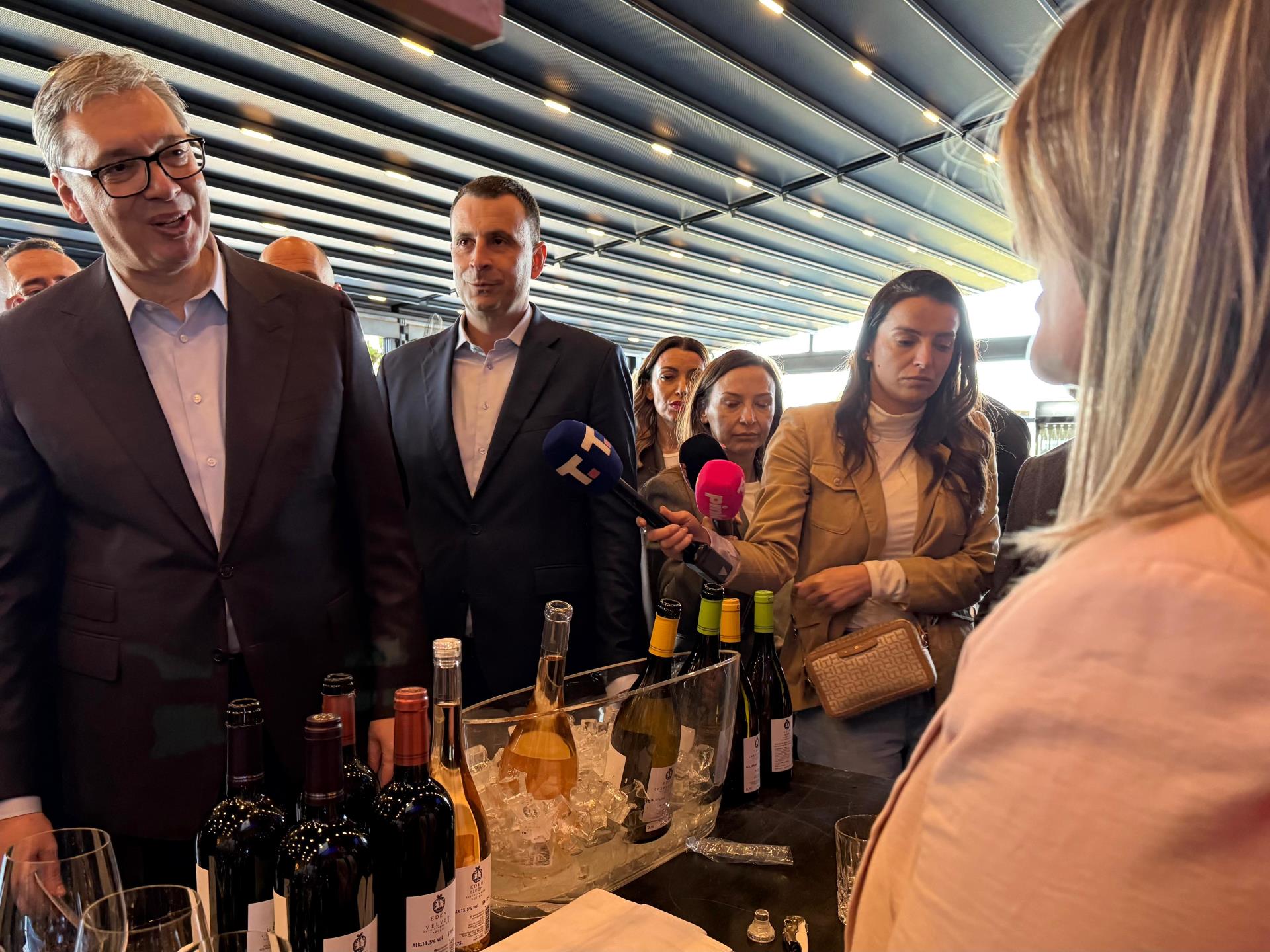 Председник Србије Александар Вучић рекао је данас током обиласка етно села "Шумадијски кутак" код Аранђеловца да ће бити изграђен пут Рогача-Раниловац-Аранђеловац, дуг 16 километара и да ће то бити веома брзо урађено.