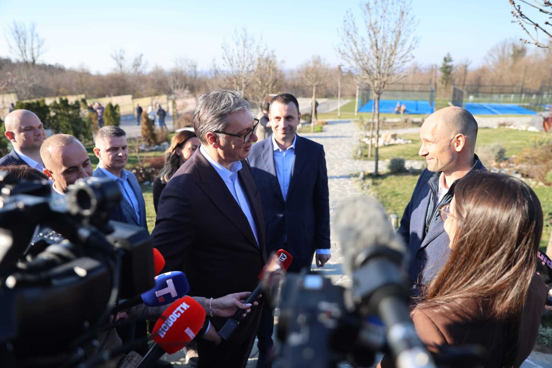 Председник Србије Александар Вучић рекао је данас током обиласка етно села "Шумадијски кутак" код Аранђеловца да ће бити изграђен пут Рогача-Раниловац-Аранђеловац, дуг 16 километара и да ће то бити веома брзо урађено.