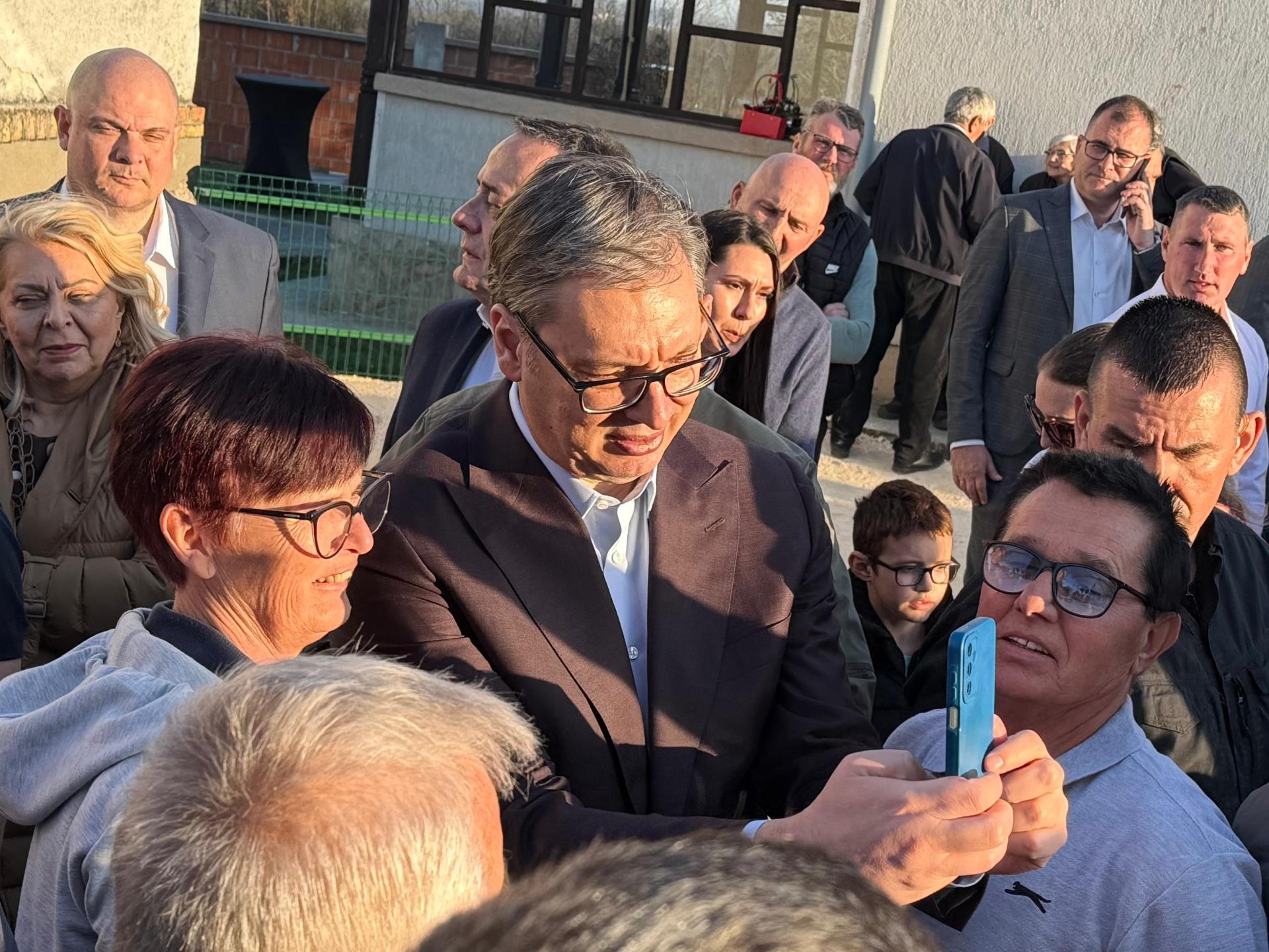 Председник Србије Александар Вучић рекао је данас током обиласка етно села "Шумадијски кутак" код Аранђеловца да ће бити изграђен пут Рогача-Раниловац-Аранђеловац, дуг 16 километара и да ће то бити веома брзо урађено.