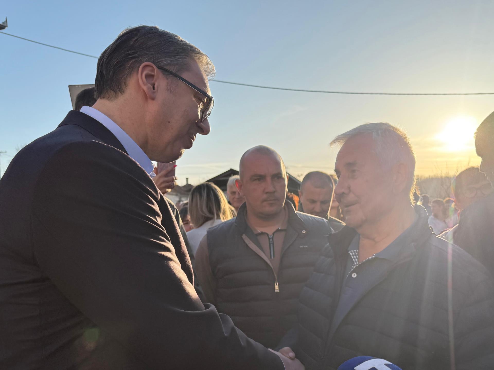 Председник Србије Александар Вучић рекао је данас током обиласка етно села "Шумадијски кутак" код Аранђеловца да ће бити изграђен пут Рогача-Раниловац-Аранђеловац, дуг 16 километара и да ће то бити веома брзо урађено.