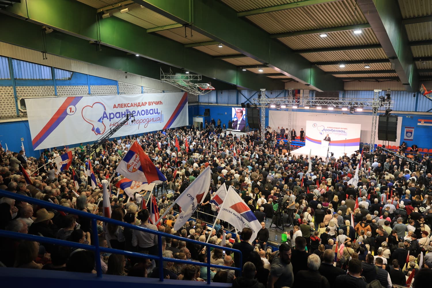 Председник Србије Александар Вучић изјавио је вечерас на предизборном митингу у Аранђеловцу да ће припремни радови за изградњу ауто-пута и брзе саобраћајнице Вожд Карађорђе почети у мају и додао да ће за тај град и Шумадију бити урађено још много добрих ствари, али да је за то неопходно да се сачувају мир и стабилност у земљи.