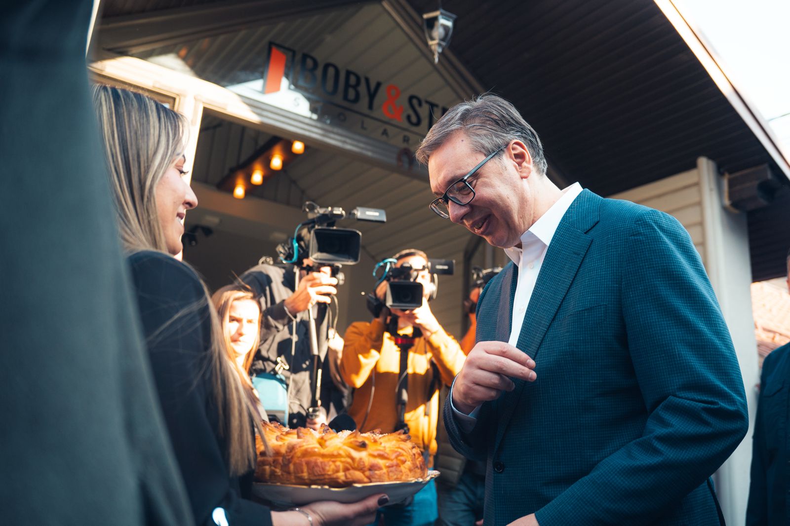 Председник Александар Вучић изјавио је данас, приликом обиласка породичне компаније "Боби Стеф" у Севојну код Ужица, да је држава обезбедила различите програме за подршку привредницима у Србији и истакао да је највећи интерес да људи у земљи раде и граде.