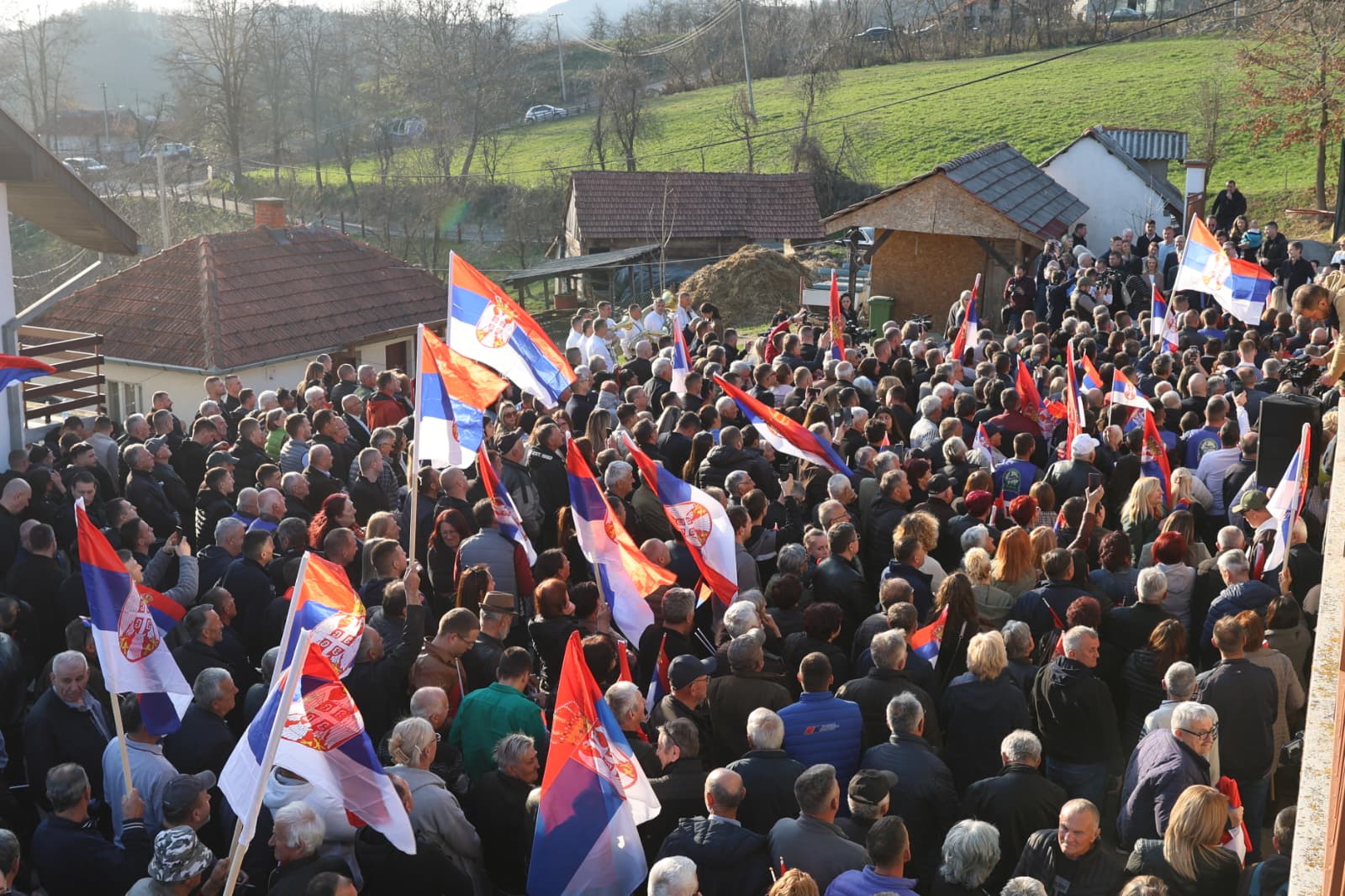 Председник Србије Александар Вучић рекао је данас у разговору са мештанима села Котража, у општини Лучани, да ће држава урадити више локалних путева у том делу Србије и истакао да су за Котражу, Гучу и Лучане водовод и прикључење на водоизвориште Рзаву од стратешког значаја и да је за то издвојено 280 милиона динара.
