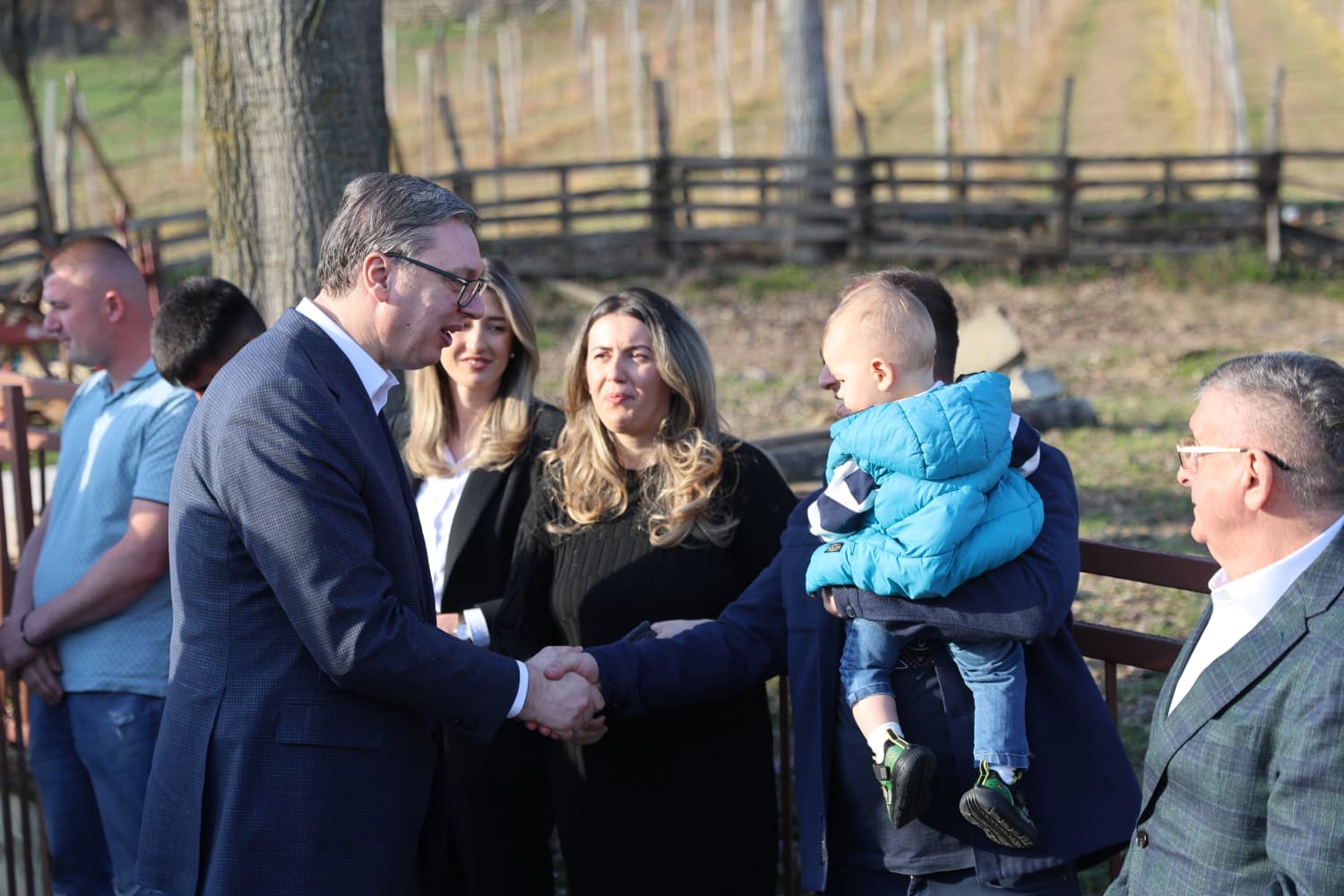 Председник Србије Александар Вучић рекао је данас у разговору са мештанима села Котража, у општини Лучани, да ће држава урадити више локалних путева у том делу Србије и истакао да су за Котражу, Гучу и Лучане водовод и прикључење на водоизвориште Рзаву од стратешког значаја и да је за то издвојено 280 милиона динара.
