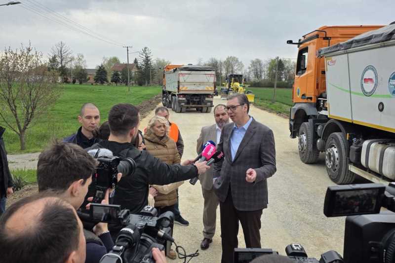 Predsednik Srbije Aleksandar Vucic blokaderi napali aktiviste koji su samo stitili bilborde