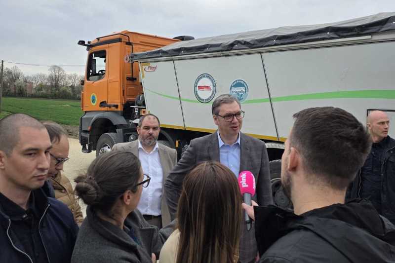 Predsednik Srbije Aleksandar Vucic blokaderi napali aktiviste koji su samo stitili bilborde