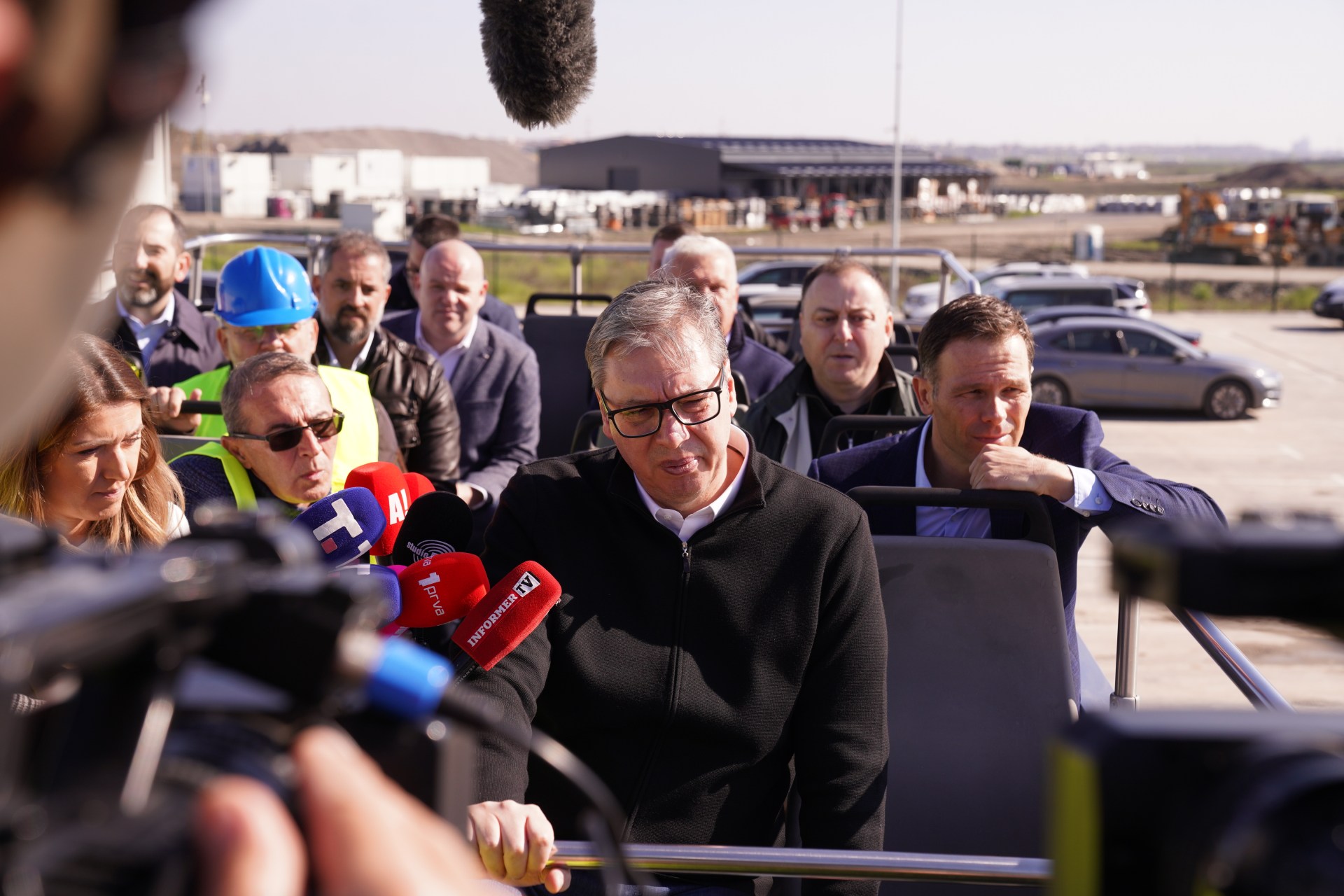 Председник Србије Александар Вучић изјавио је да су на територији општине Кањижа пронађена два велика пакета експлозива са штапинима и истакао да је Војска Србије данас успела да предупреди акцију против виталних интереса земље као и да ће се Србија немилосрдно обрачунати са сваким ко мисли да угрожава њену виталну инфраструктуру.