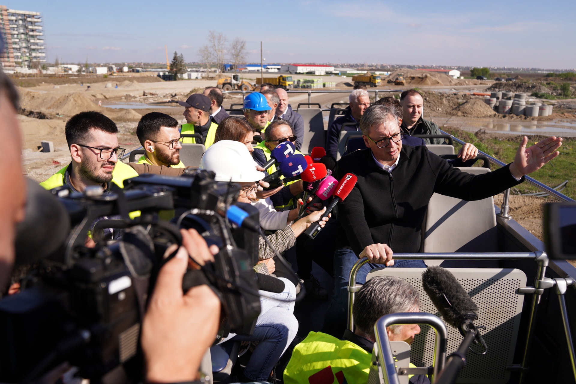 Председник Србије Александар Вучић изјавио је да су на територији општине Кањижа пронађена два велика пакета експлозива са штапинима и истакао да је Војска Србије данас успела да предупреди акцију против виталних интереса земље као и да ће се Србија немилосрдно обрачунати са сваким ко мисли да угрожава њену виталну инфраструктуру.