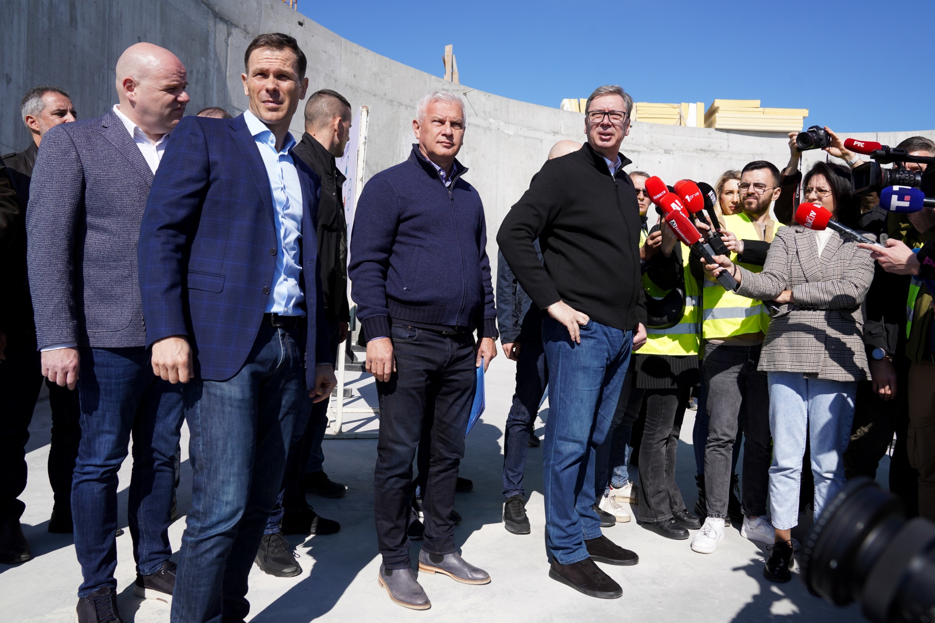 Председник Србије Александар Вучић изјавио је да су на територији општине Кањижа пронађена два велика пакета експлозива са штапинима и истакао да је Војска Србије данас успела да предупреди акцију против виталних интереса земље као и да ће се Србија немилосрдно обрачунати са сваким ко мисли да угрожава њену виталну инфраструктуру.