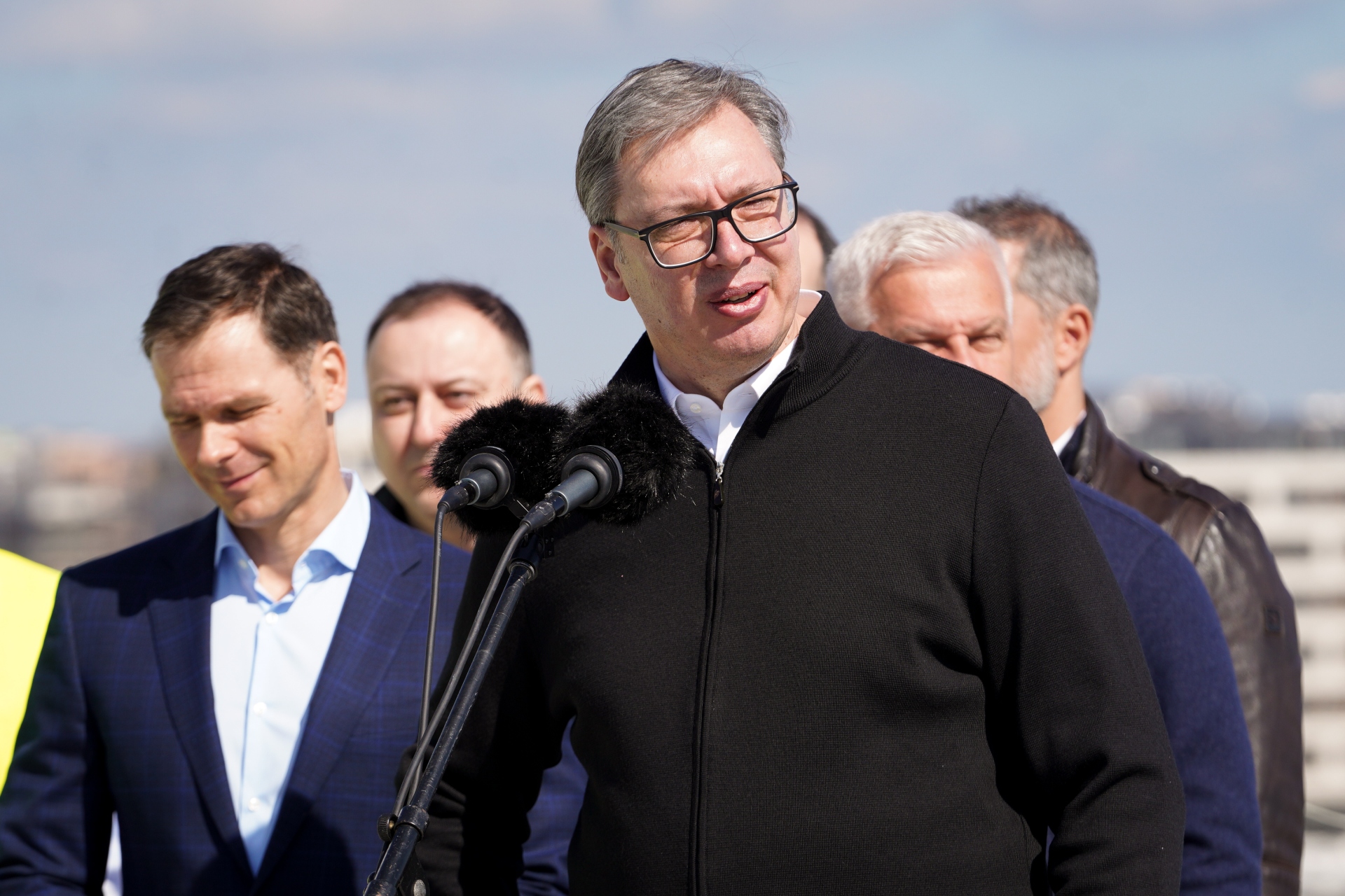 Председник Александар Вучић изјавио је да су на територији општине Кањижа пронађена два велика пакета експлозива са штапинима и истакао да је Војска Србије данас успела да предупреди акцију против виталних интереса земље као и да ће се Србија немилосрдно обрачунати са сваким ко мисли да угрожава њену виталну инфраструктуру.