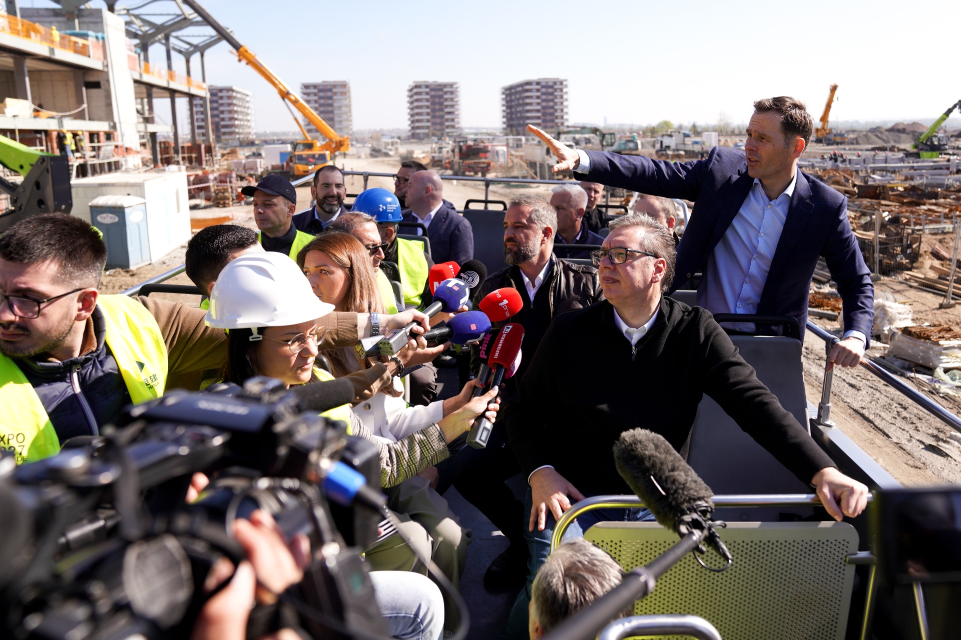 Председник Србије Александар Вучић изјавио је да су на територији општине Кањижа пронађена два велика пакета експлозива са штапинима и истакао да је Војска Србије данас успела да предупреди акцију против виталних интереса земље као и да ће се Србија немилосрдно обрачунати са сваким ко мисли да угрожава њену виталну инфраструктуру.