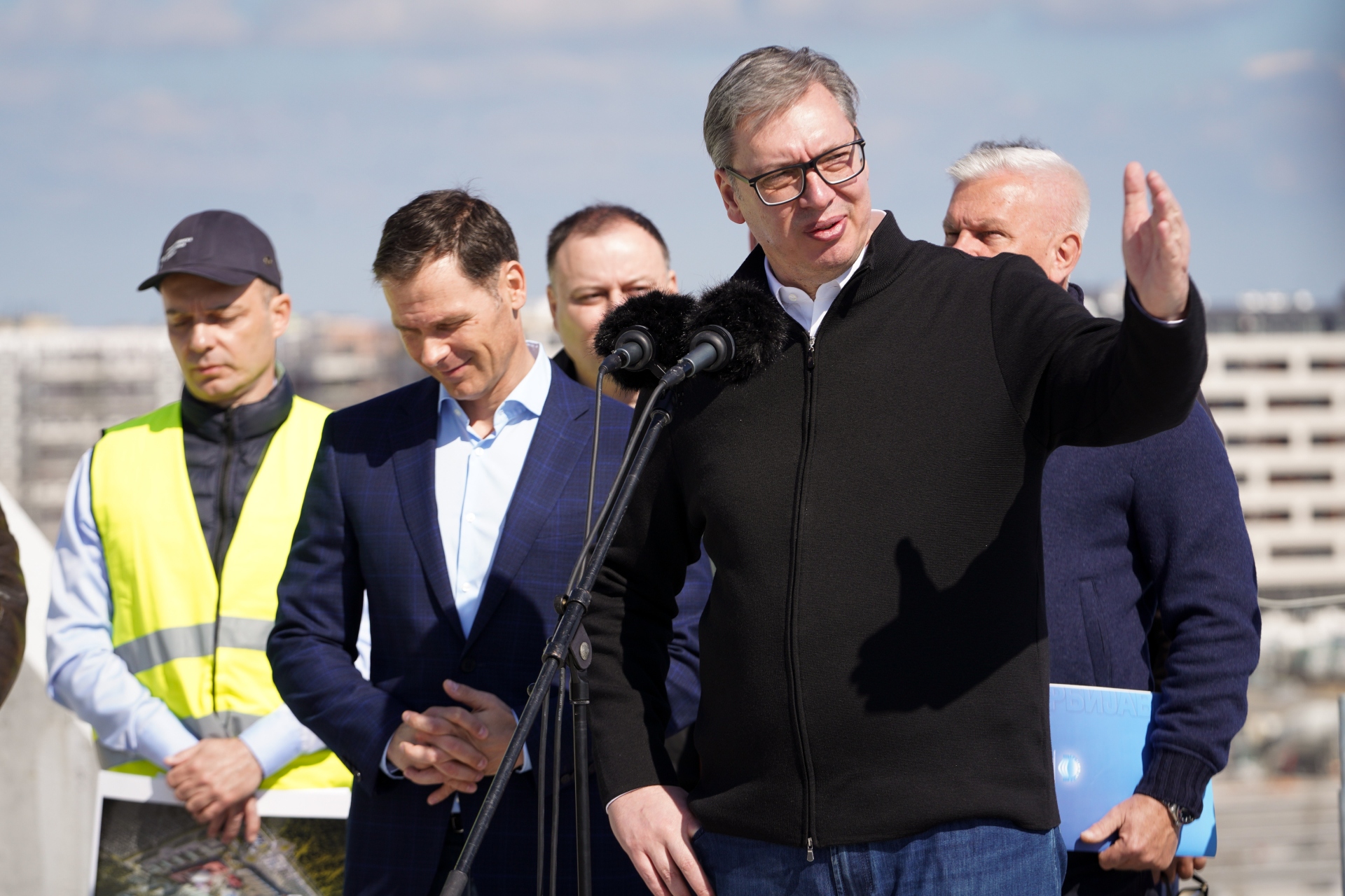 Председник Србије Александар Вучић изјавио је да су на територији општине Кањижа пронађена два велика пакета експлозива са штапинима и истакао да је Војска Србије данас успела да предупреди акцију против виталних интереса земље као и да ће се Србија немилосрдно обрачунати са сваким ко мисли да угрожава њену виталну инфраструктуру.