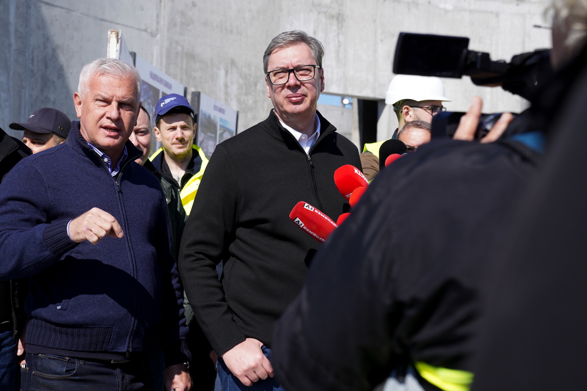 Председник Србије Александар Вучић изјавио је да су на територији општине Кањижа пронађена два велика пакета експлозива са штапинима и истакао да је Војска Србије данас успела да предупреди акцију против виталних интереса земље као и да ће се Србија немилосрдно обрачунати са сваким ко мисли да угрожава њену виталну инфраструктуру.
