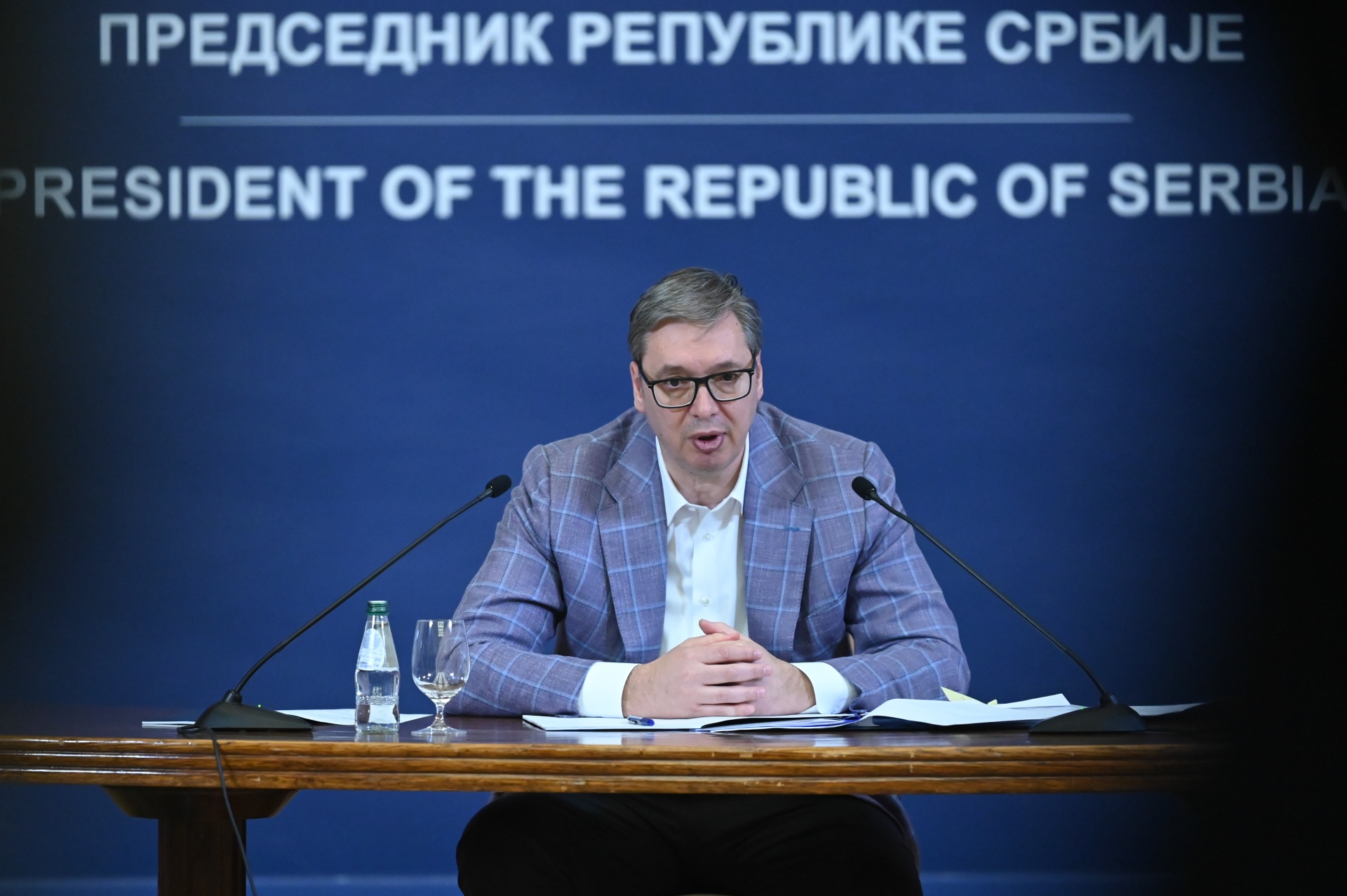 Председник Србије Александар Вучић изјавио је данас да је од трагедије у Новом Саду 1. новембра 2024. до сада упутио јавно 154 позива на разговор политичким противницима и онима који другачије мисле и истакао да се највећи део њих није одазвао, иако позив на разговор и дијалог није хир већ суштина демократије.