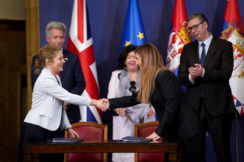 Председник Србије Александар Вучић изјавио је данас, после састанка са специјалном изасланицом Уједињеног Краљевства Велике Британије и Северне Ирске за Западни Балкан Карен Пирс и потписивања уговора са компанијом "AstraZeneca", да су обезбеђени најбољи лекови на свету за наше грађане, којима се осигурава приступ иновативним онколошким терапијама.