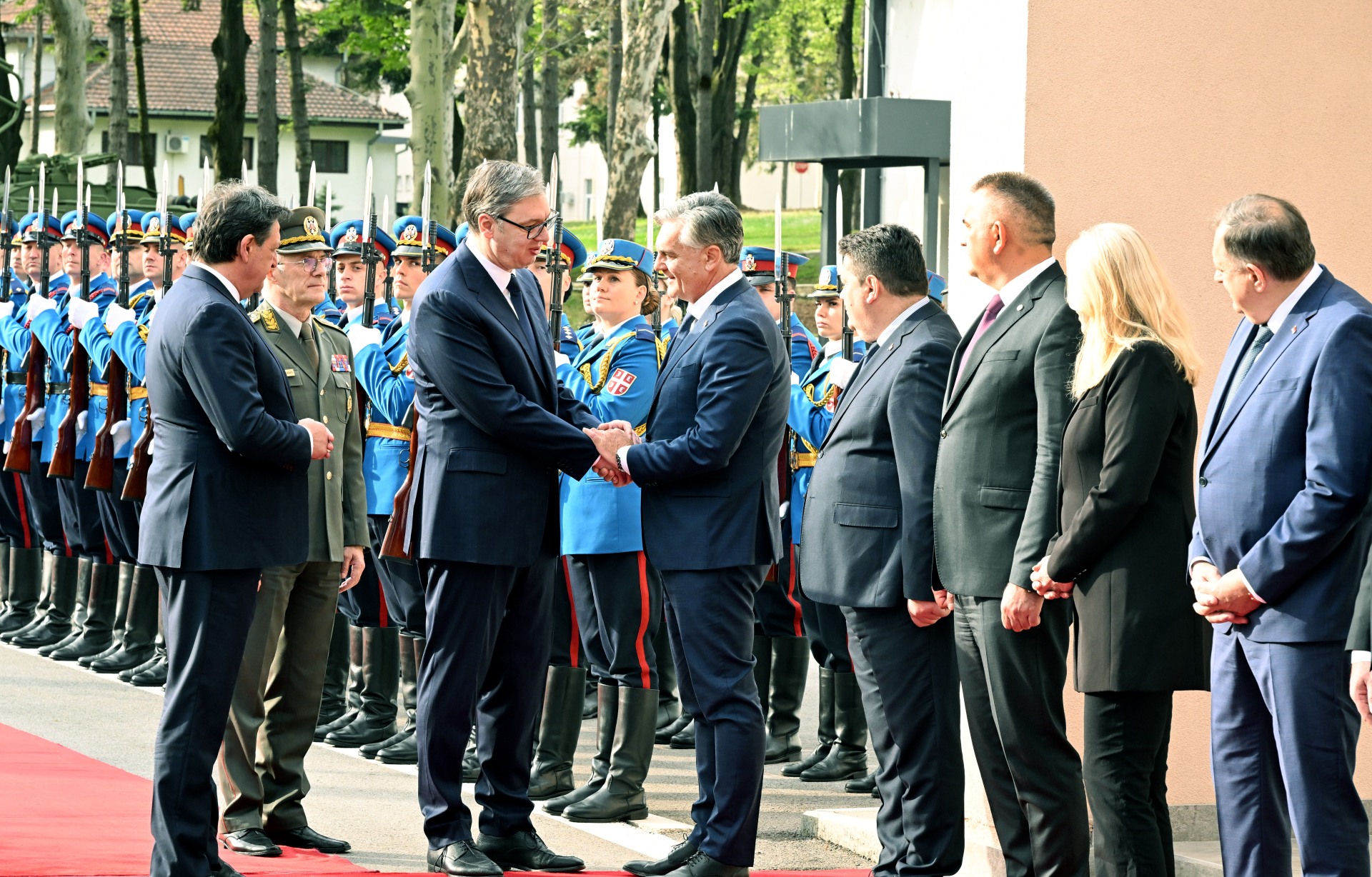 Председник Србије Александар Вучић изјавио је данас, после састанка са највишим руководством Министарства одбране и Војске Србије, да је предложио израду и усвајање стратегије роботизације и формирање јединице опремљене роботизованим платформама.