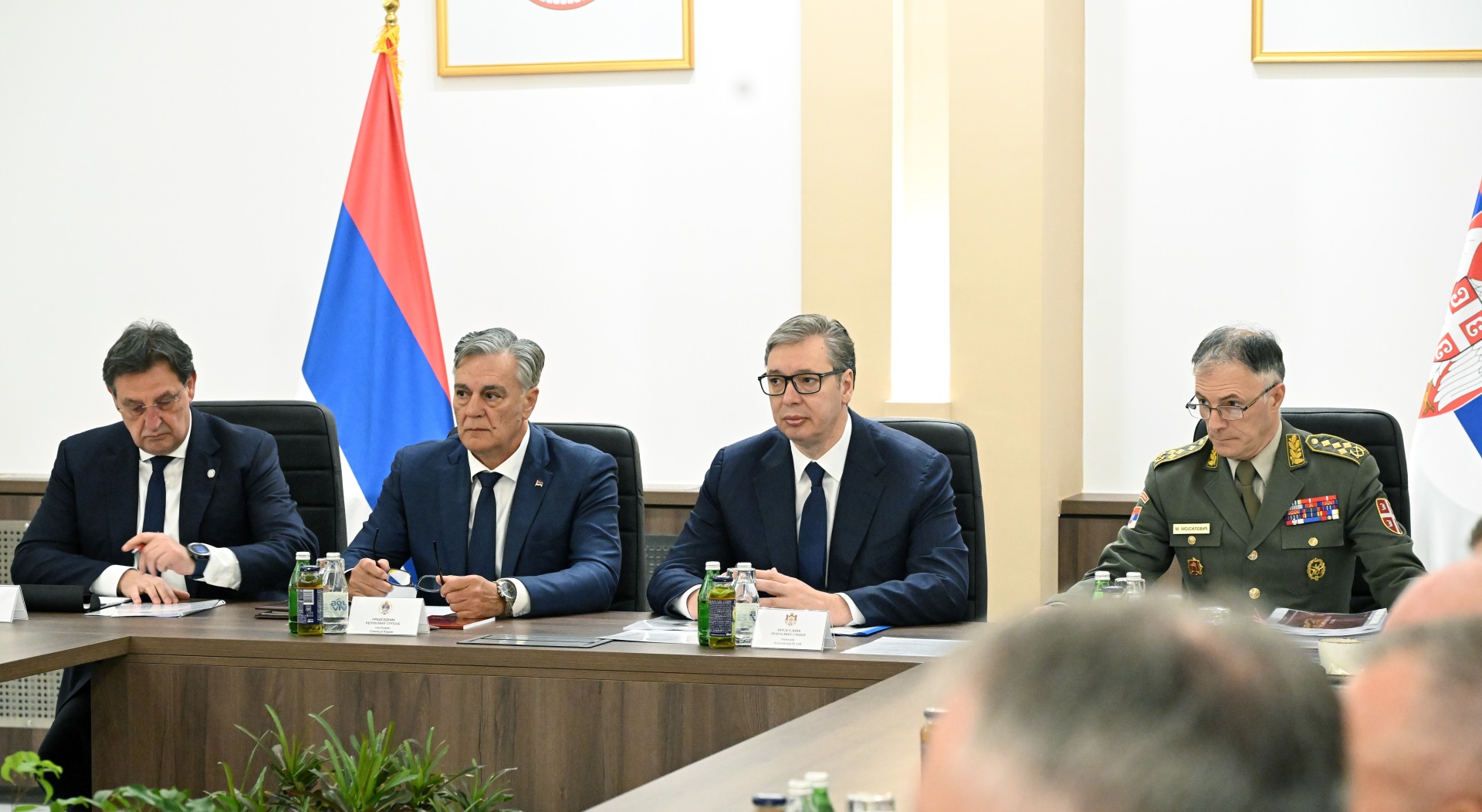 Председник Србије Александар Вучић изјавио је данас, после састанка са највишим руководством Министарства одбране и Војске Србије, да је предложио израду и усвајање стратегије роботизације и формирање јединице опремљене роботизованим платформама.