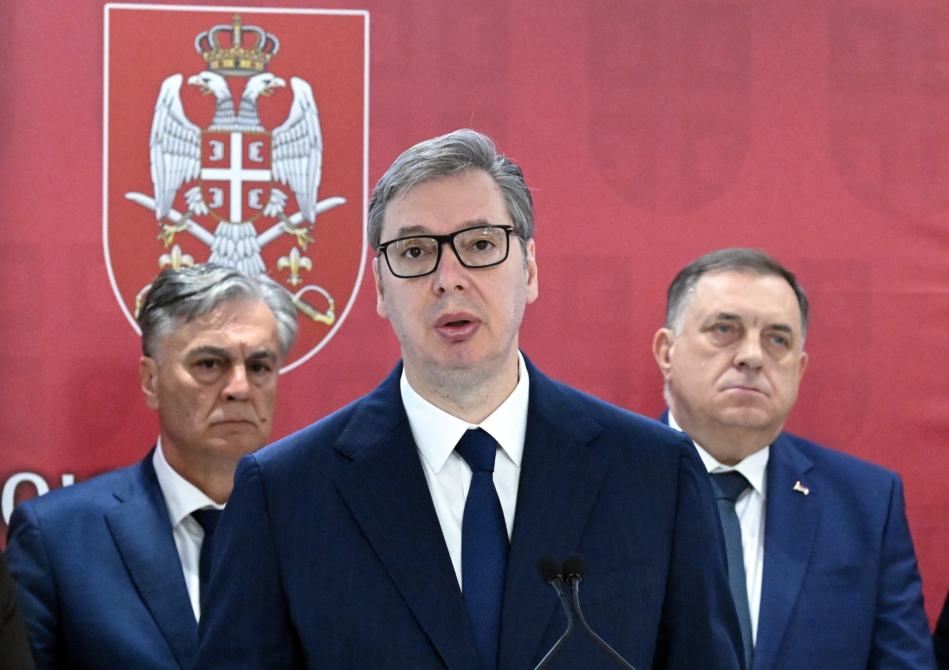 Председник Србије Александар Вучић изјавио је данас, после састанка са највишим руководством Министарства одбране и Војске Србије, да је предложио израду и усвајање стратегије роботизације и формирање јединице опремљене роботизованим платформама.