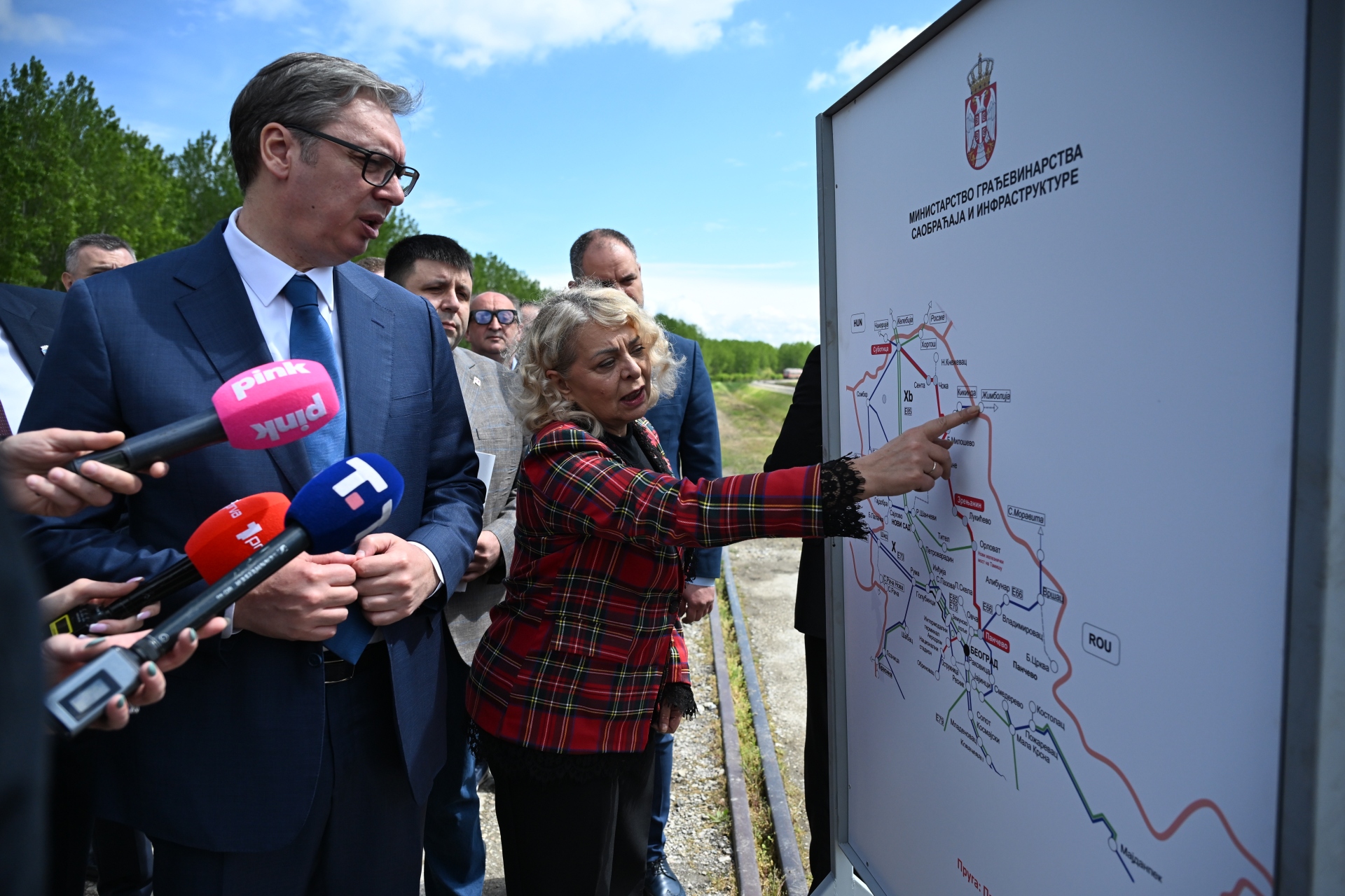 редседник Александар Вучић изјавио је данас да верује да ће се до Ђурђевдана (6.маја) или који дан после знати када ће бити одржати ванредни парламентарни избори у Србији.