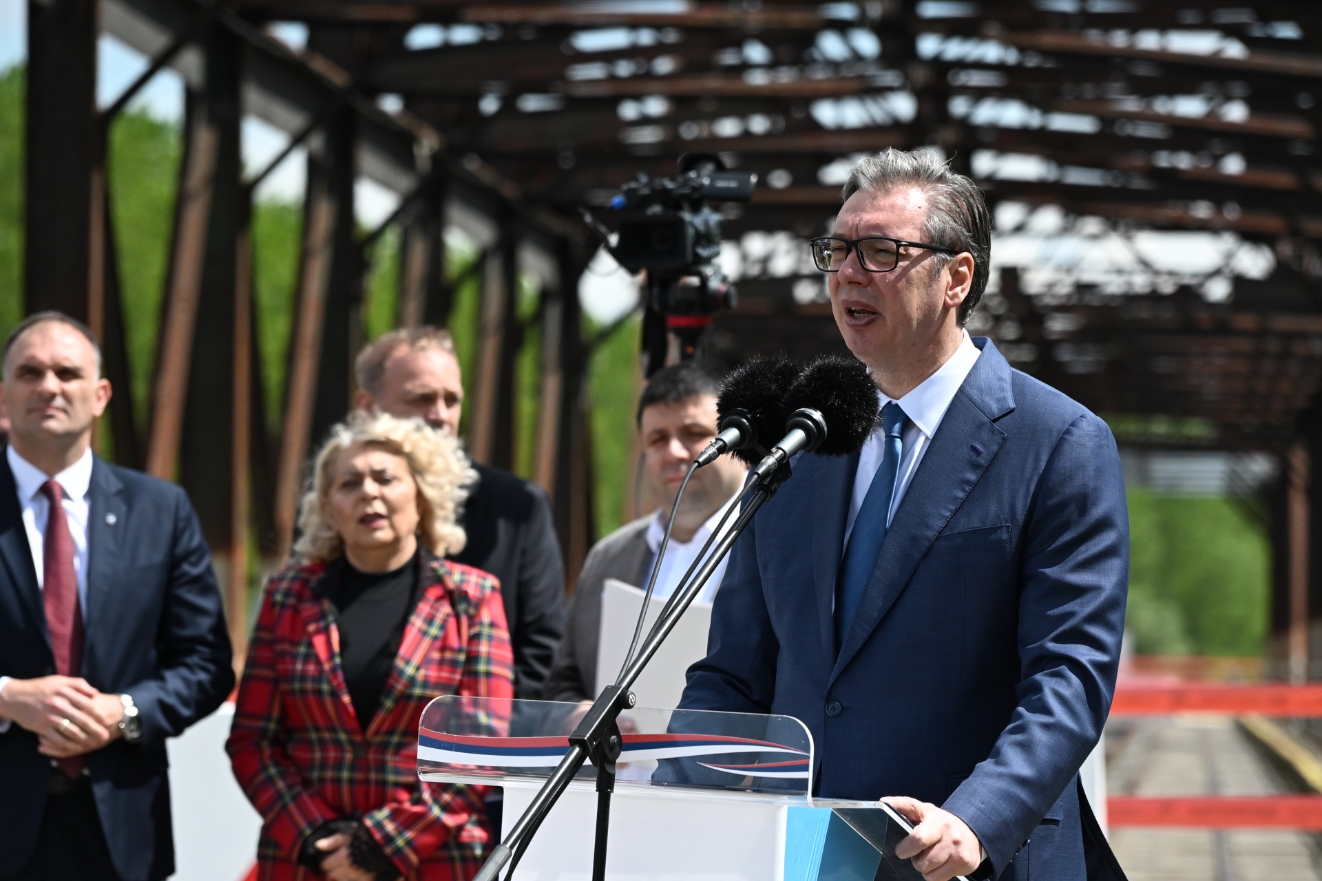 Председник Србије Александар Вучић изјавио је данас на отварању новог железничког моста на реци Тамиш код Томашевца, да су на том захтевном пројекту први пут после много година самостално радиле домаће фирме и навео да је вредност пројекта 12,5 милиона евра.