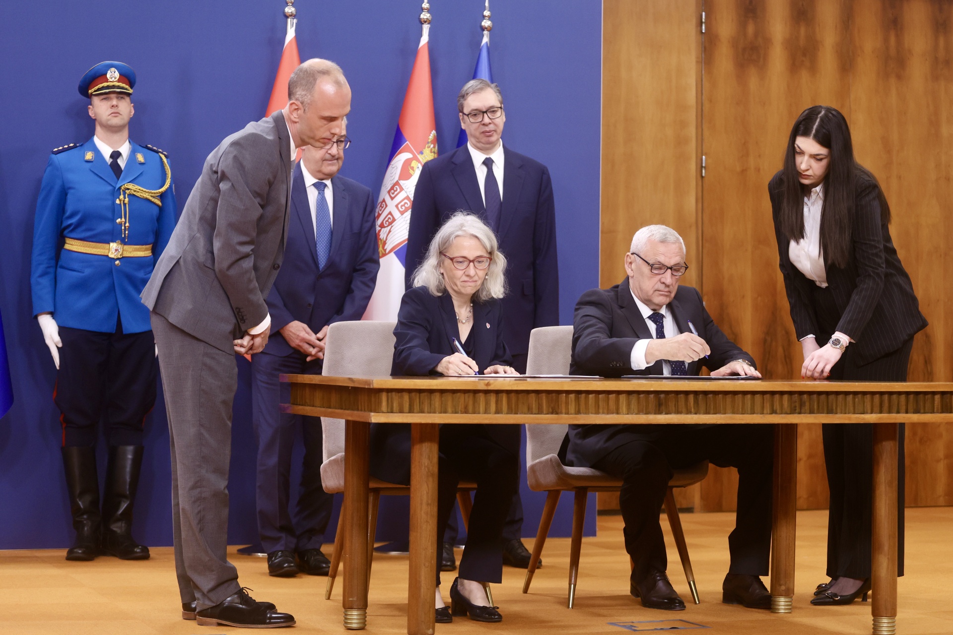 Председник Александар Вучић изјавио је данас после састанка са председником Швајцарске Конфедерације Ги Пармеланом да су разговарали о свим важним политичким и економским питањима и стратешким плановима, да је Швајцарска један од највећих инвеститора у нашој земљи на нивоу од три милијарде евра, као и да могу да очекују њихове нове инвестиције.