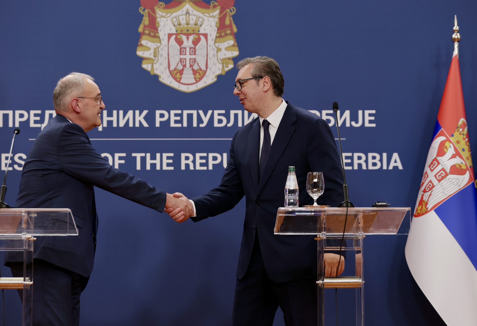 Председник Србије Александар Вучић изјавио је после састанка са председником Швајцарске Конфедерације да су разговарали о важним политичким и економским питањима и стратешким плановима, да је Швајцарска један од највећих инвеститора у нашој земљи на нивоу од три милијарде евра, као и да могу да очекују њихове нове инвестиције.