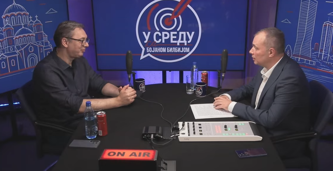 Председник Србије Александар Вучић изјавио је да његови политички противници претњама упућеним њему и његовој породици шаљу поруку свим пристојним грађанима Србије да не могу и не смеју да имају право на слободно мишљење.