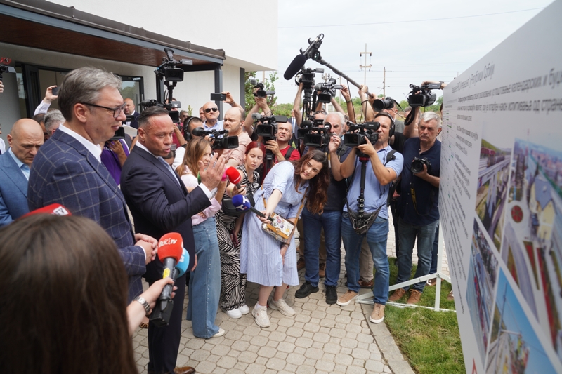 Председник Александар Вучић изјавио је данас током обиласка новоизграђеног Јединственог диспечерског центра управљања саобраћајем возова у Београду да Србија добија модеран центар за већу сигурност, поузданост, аутоматизацију и централизацију управљања железничким саобраћајем.