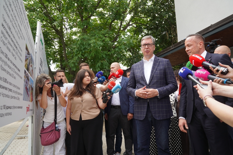 Председник Србије Александар Вучић изјавио је данас током обиласка новоизграђеног Јединственог диспечерског центра управљања саобраћајем возова у Београду да Србија добија модеран центар за већу сигурност, поузданост, аутоматизацију и централизацију управљања железничким саобраћајем.