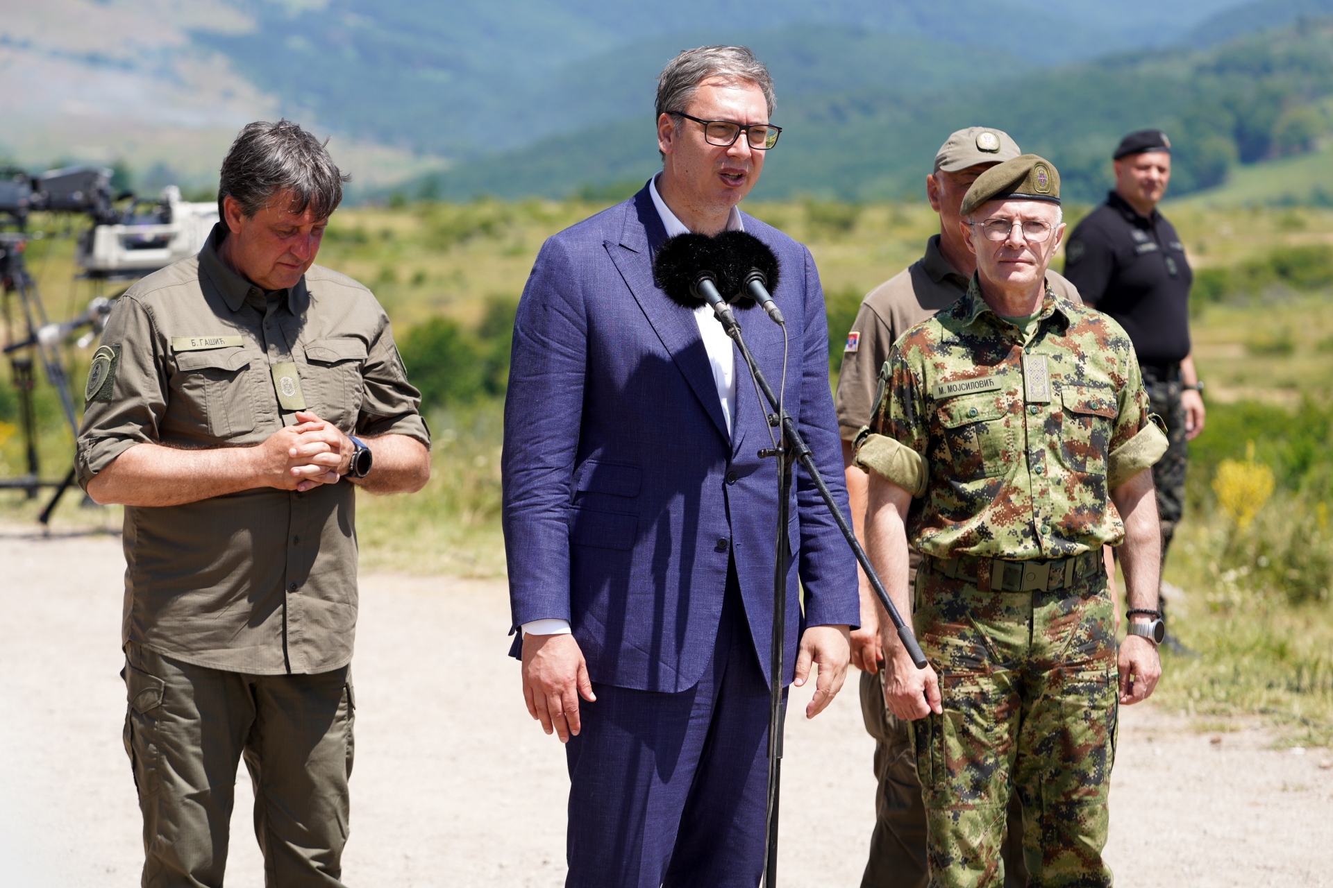 Predsednik Srbije Aleksandar Vucic Sami cuvamo svoje nebo i zemlju