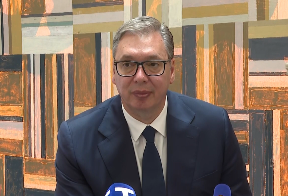 Председник Александар Вучић изјавио је да је данас било лепо бити грађанин Србије и представљати нашу земљу на војној паради поводом Националног празника Републике Француске у Паризу и истакао да је председник Француске Емануел Макрон показао изузетну подршку и поштовање према Србији.