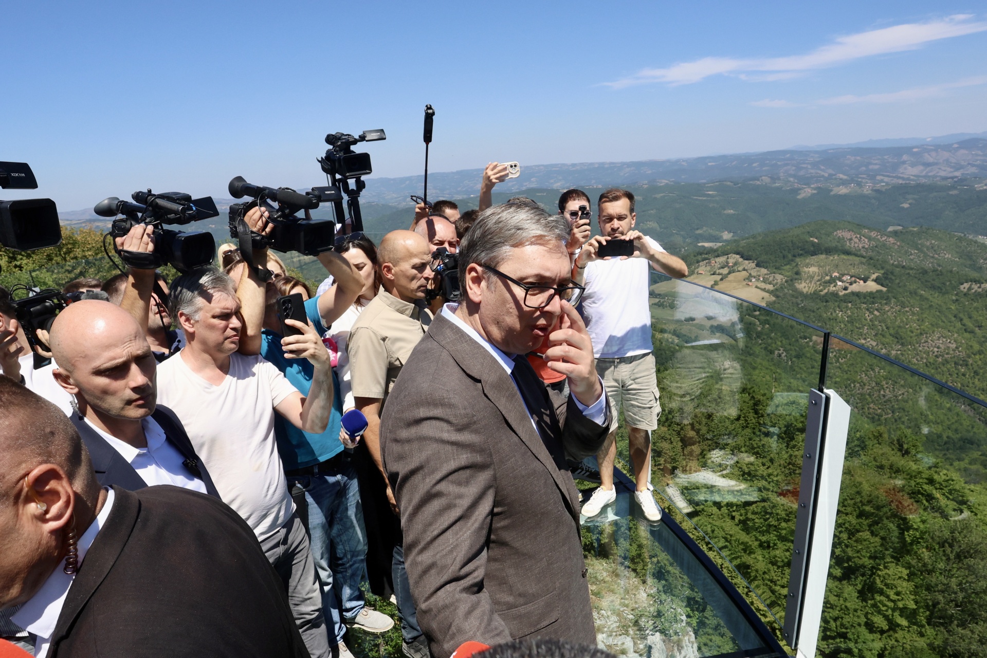 Predsednik Srbije Aleksandar Vucic treba prosiriti put do staklenog vidikovca na Kablaru