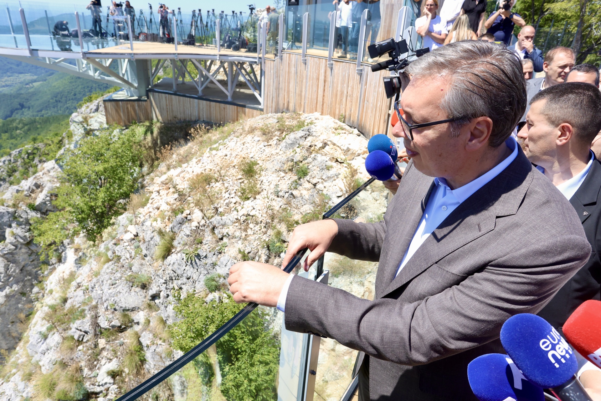 Predsednik Srbije Aleksandar Vucic treba prosiriti put do staklenog vidikovca na Kablaru