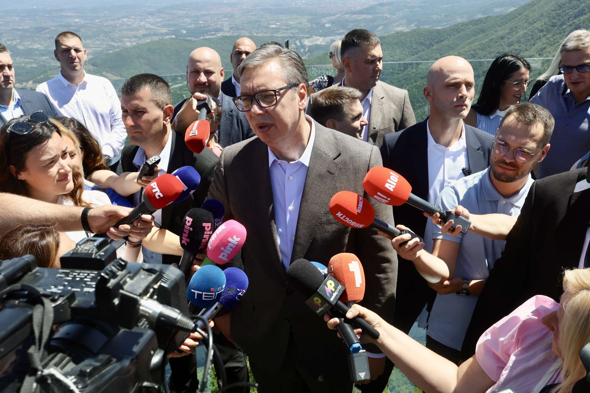 Predsednik Srbije Aleksandar Vucic treba prosiriti put do staklenog vidikovca na Kablaru