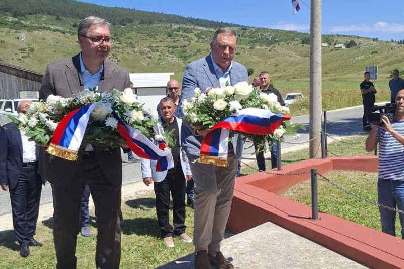 Predsednik Srbije Aleksandar Vucic hvala vam sto cuvate srpsko ime i prezime