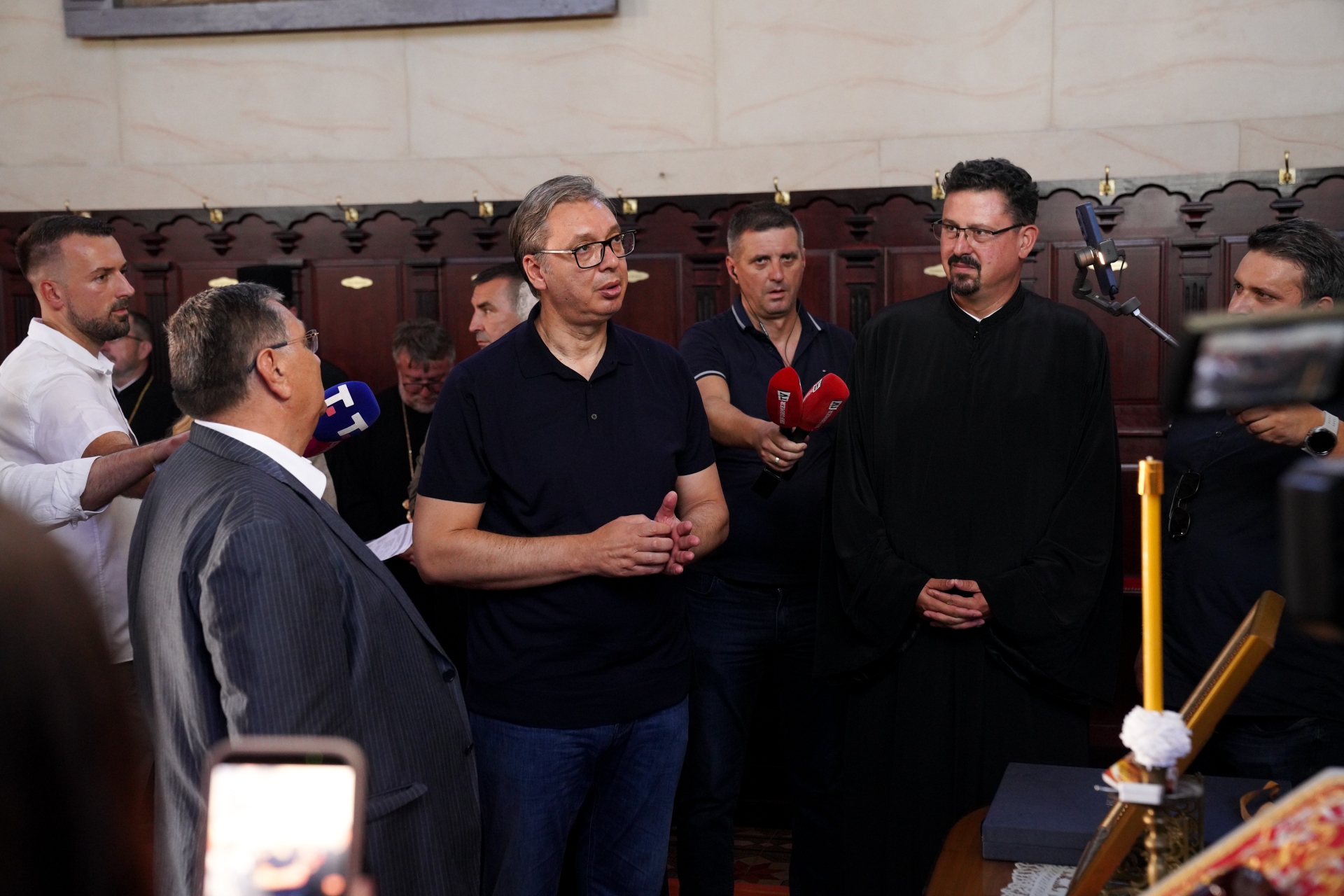 Председник Србије Александар Вучић посетио је данас Храм Преноса моштију Светог оца Николаја у Белегишу, у општини Стара Пазова, где је са свештенством и председником општине Стара Пазова Ђорђем Радиновићем разговарао о даљим улагањима у локалне верске, образовне и културне објекте, као и у инфраструктуру.