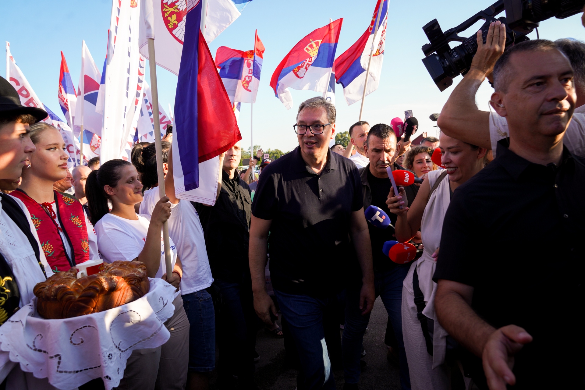 Председник Србије Александар Вучић посетио је данас Храм Преноса моштију Светог оца Николаја у Белегишу, у општини Стара Пазова, где је са свештенством и председником општине Стара Пазова Ђорђем Радиновићем разговарао о даљим улагањима у локалне верске, образовне и културне објекте, као и у инфраструктуру.