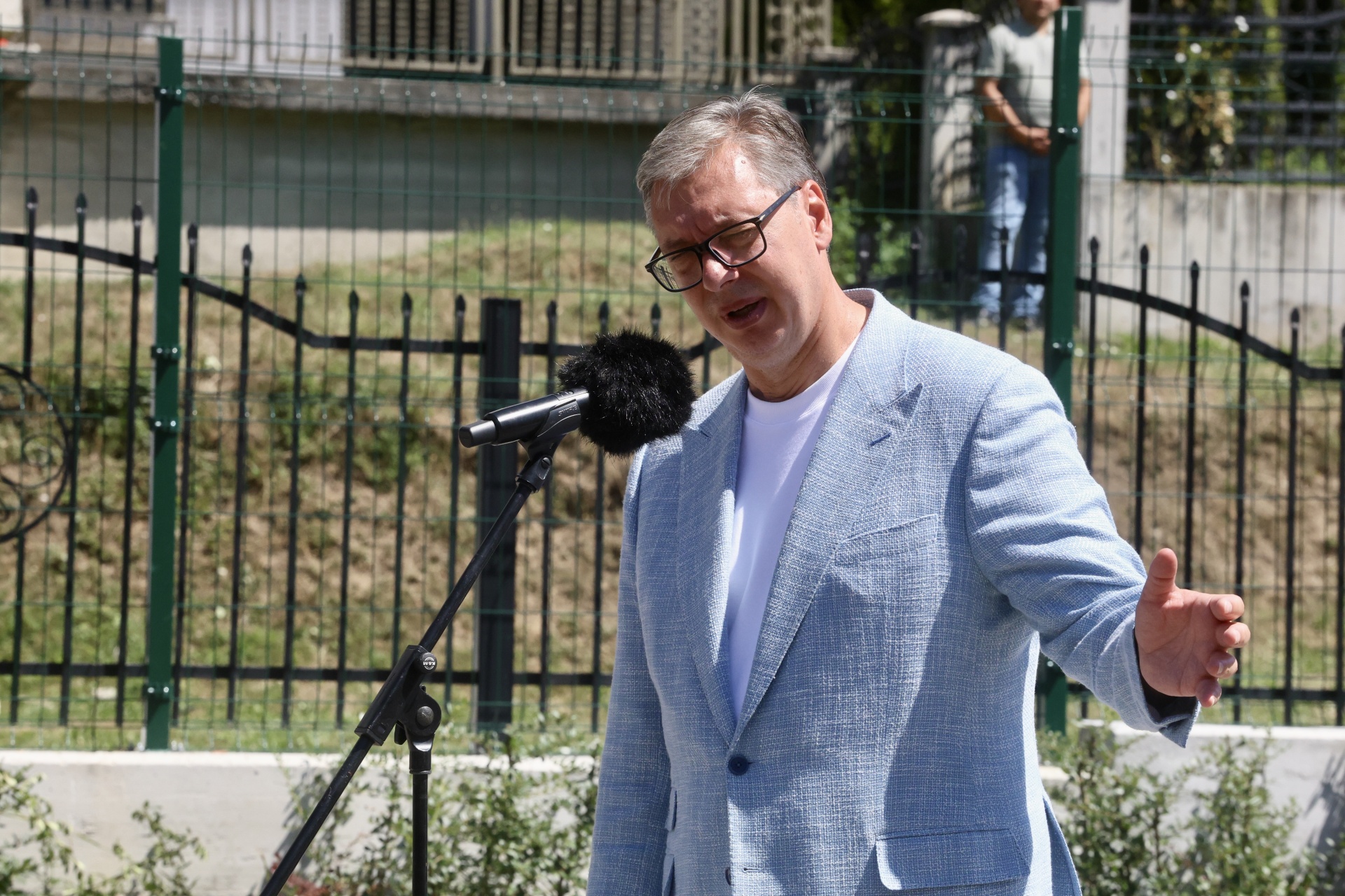 Председник Србије Александар Вучић изјавио је данас да ће држава у Пријепољу уложити више од 40 милиона евра и навео да ће бити изграђени локални путеви и обновљене школе.